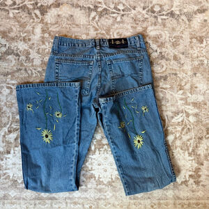 L.E.I Women’s Sunflower Embroidery Flare jeans Size 4